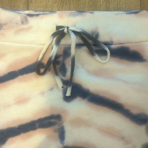 Drawstring sweatpant inspired waistband, Detail seam in back, Raw Edge - Picture 2 of 5